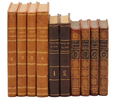 plusieurs vieux livres sont alignés sur une surface blanche