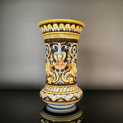 un vase posé sur une table à fond noir