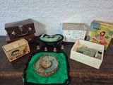 un grand nombre d'objets posés sur une table