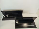 deux plateaux noirs posés sur une table