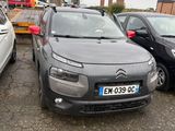 trois petites voitures garées les unes à côté des autres sur un parking