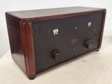 une vieille radio posée sur une table
