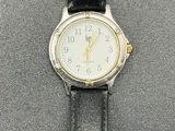 une image d'un gros plan d'une montre-bracelet sur une table