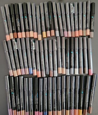 un gros plan sur un tas de stylos posés sur une table