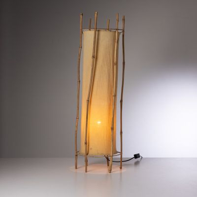 une lampe posée sur une table à côté d'un mur
