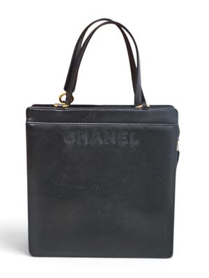 un sac à main noir avec un logo sur le devant