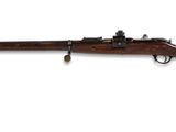 un fusil sur fond blanc avec un fond blanc