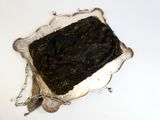 un plateau en argent recouvert d'un tissu noir