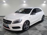 la mercedes cla est garée sur le sol en damier d'un garage