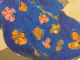 un tableau représentant un chapeau bleu orné de fleurs orange