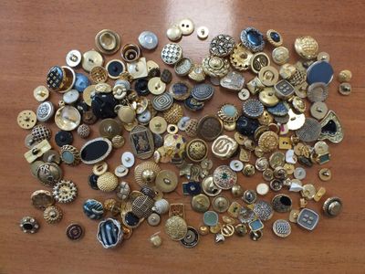 un tas de boutons posé sur une table en bois