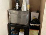 une petite cuisine équipée d'une cafetière et d'une cafetière