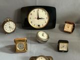 de nombreux types d'horloges exposés sur une table