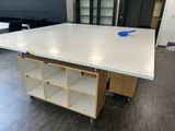 une table blanche sur laquelle se trouve un bol bleu, au milieu d'une pièce
