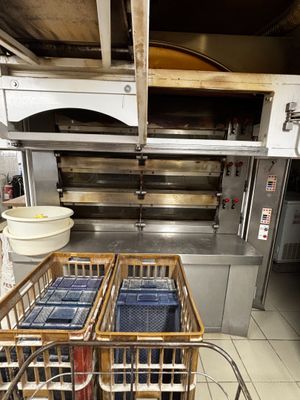Plusieurs paniers remplis de provisions sont empilés les uns sur les autres dans une cuisine