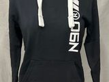 un sweat à capuche noir pour femme, avec un logo blanc sur le devant