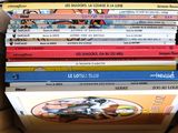 beaucoup de livres dans une boîte en carton posée sur la table