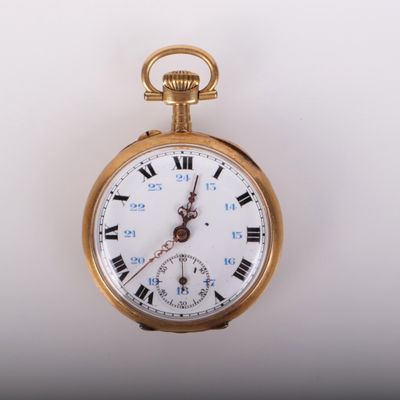 une montre de poche en or avec des chiffres romains