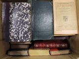 une boîte remplie de vieux livres sur une table