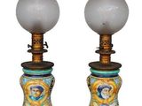 une paire de lampes anciennes ornées de motifs décoratifs sur fond blanc