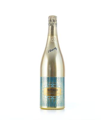 une bouteille de champagne posée sur une surface blanche