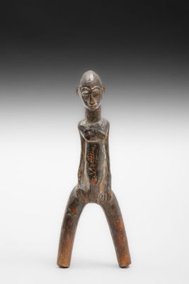 une petite figurine en bronze représentant un homme coiffé d'un chapeau