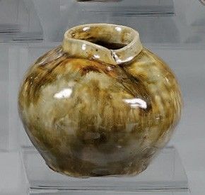 trois vases exposés dans une vitrine