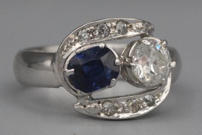 une image montrant un gros plan d'une bague sertie d'un saphir et d'un diamant