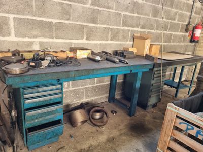 Lot de deux établis ** Retrait des lots impératif : - direct… - Photo 1