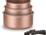 trois casseroles et un couteau sur fond blanc