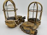 une paire de lanternes anciennes en laiton et en verre sur fond blanc
