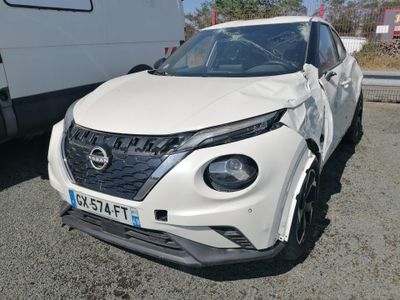 l'avant d'une Nissan Juke blanche garée sur un parking