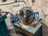 un ventilateur posé sur une table dans une pièce