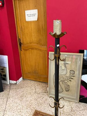 une photo d'une pièce avec un mur rouge et une porte en bois