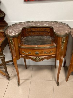 une petite table avec un plateau en marbre et deux chaises