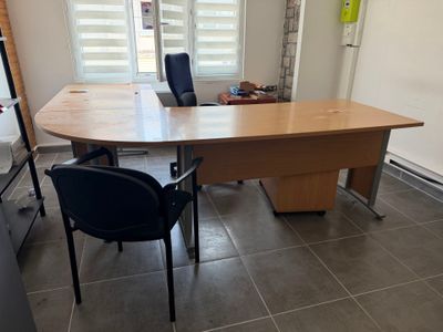 un bureau et des chaises dans une pièce dotée d'une fenêtre