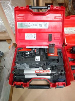 une boîte à outils rouge avec des outils sur une table
