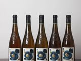 six bouteilles de vin sont alignées sur une table en bois