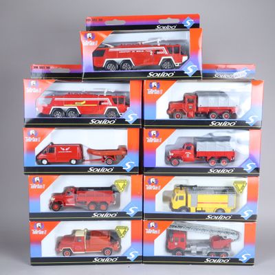 six camions de pompiers miniatures rouges et jaunes sont empilés les uns sur les autres