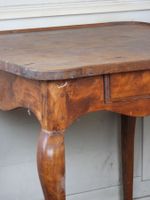 TABLE en bois naturel mouluré et sculpté, de forme carrée à … (photo 3)