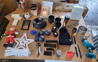 une table sur laquelle se trouvent de nombreux objets différents