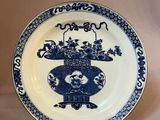 une image représentant une assiette ornée d'un motif bleu et blanc