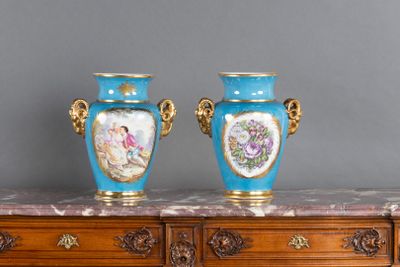 deux vases posés sur une table en bois
