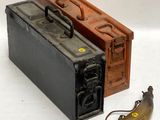 deux vieilles valises posées l'une à côté de l'autre sur une surface blanche
