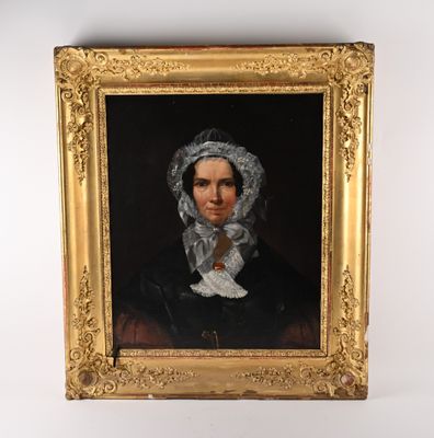 portrait d'une femme portant un bonnet blanc et une robe noire, dans un cadre doré