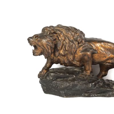 une statue de lion posée sur un rocher, sur fond blanc