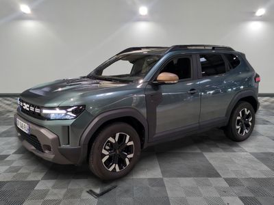 La nouvelle Toyota RAV 2021 est exposée dans un showroom
