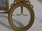 un petit miroir posé sur le sol à côté d'un miroir