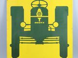 un panneau jaune et vert annonçant une station-service