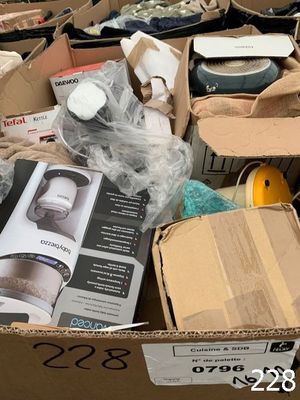 une boîte en carton remplie d'articles divers destinés à la vente